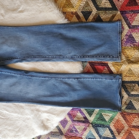 Land's End Mid Rise Demi Boot Cut Light Wash Denim Blue Jeans Size 10 - Picture 4 of 16